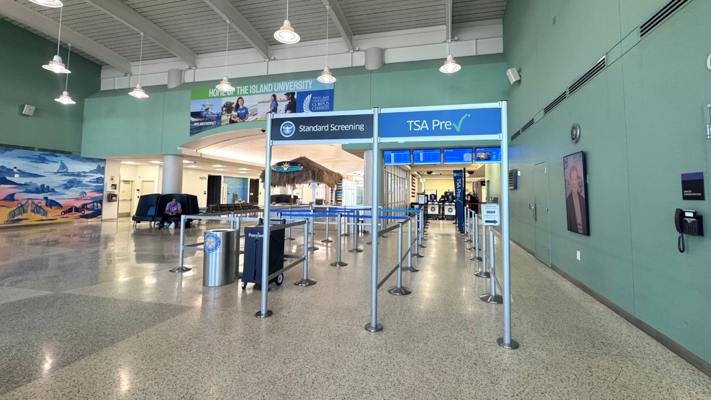 Photo of the inside of the airport, taken outside the TSA security lines